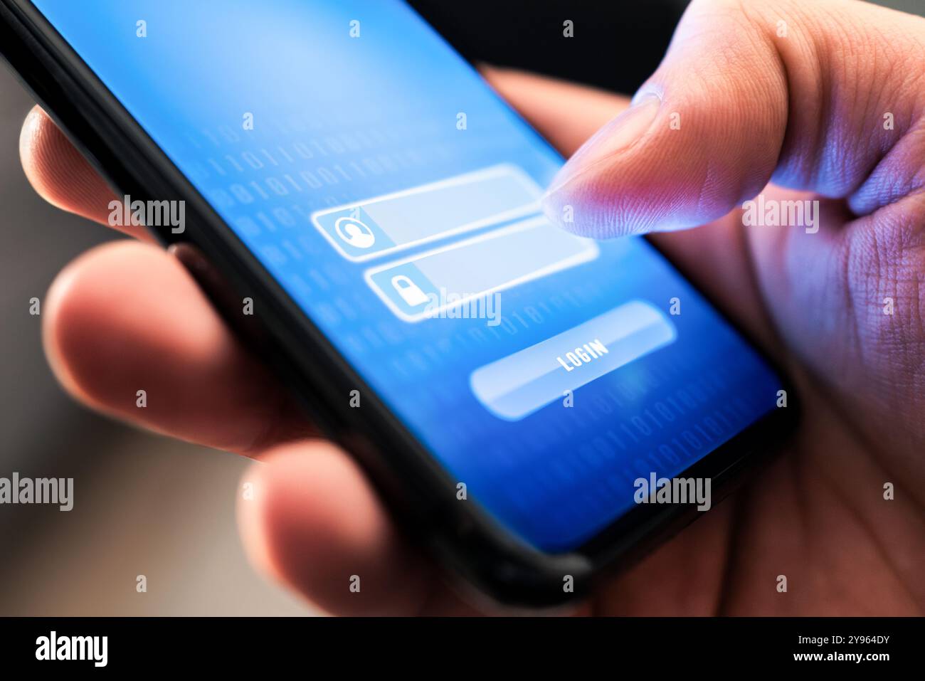 Accedere con la password. Registrazione online tramite telefono. Sicurezza informatica dell'app mobile per conto bancario. Proteggete i dati da frodi di hacker o truffatori. Foto Stock