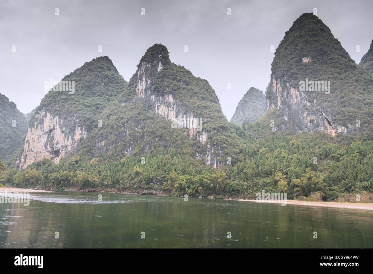 Bambù e le montagne calcaree del fiume li intorno a Xing Ping, Guilin, Cina Foto Stock