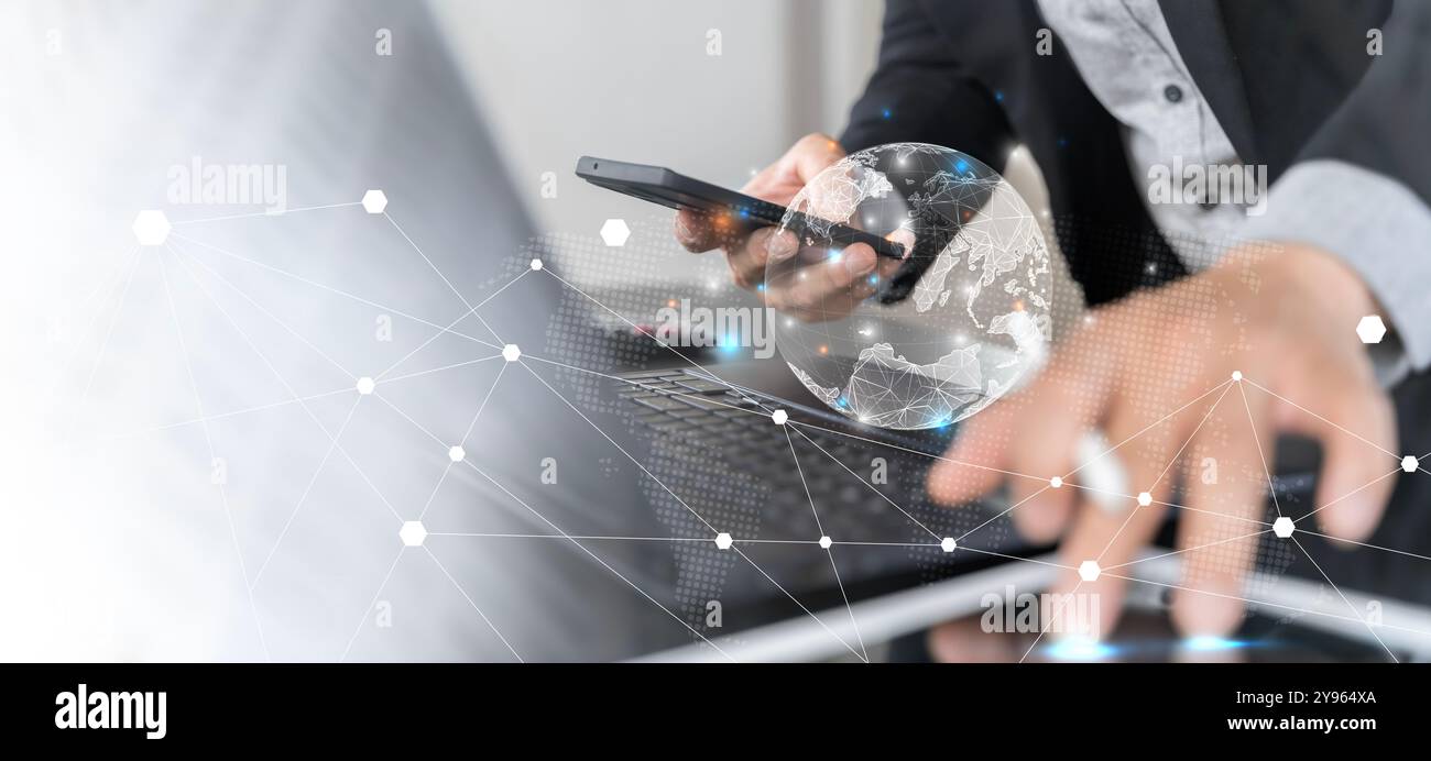 Tecnologia digitale, connessione alla rete Internet, big data, marketing digitale IoT Internet delle cose. Donna che usa un telefono cellulare e un computer portatile per navigare Foto Stock