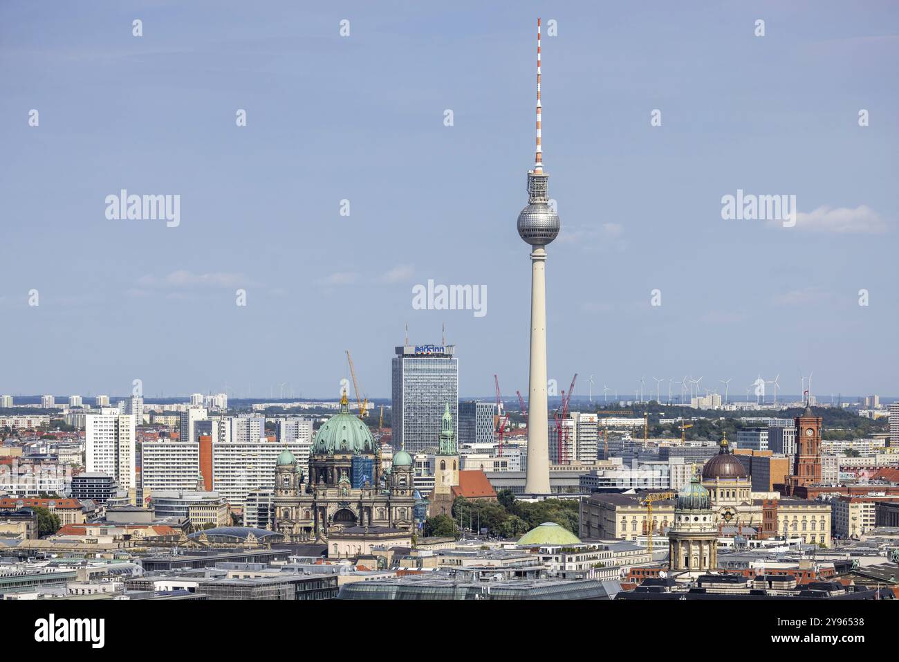 Torre della televisione e Cattedrale di Berlino. Vista dal punto panoramico Kollhoff-Tower a Potsdamer Platz a Berlino Est, vista della città. Berlino, Germania, Euro Foto Stock