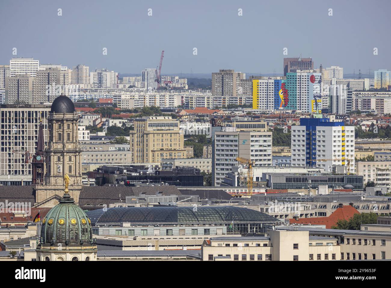 Berlino Est con edifici prefabbricati. Vista dal punto panoramico Kollhoff-Tower a Potsdamer Platz, vista della città. Berlino, Germania, Europa Foto Stock