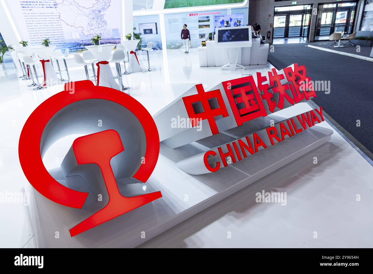 Innotrans 2024. fiera internazionale delle tecnologie ferroviarie e dei trasporti. Centro esposizioni di Berlino. Stand espositivo dell'espositore cinese chi Foto Stock