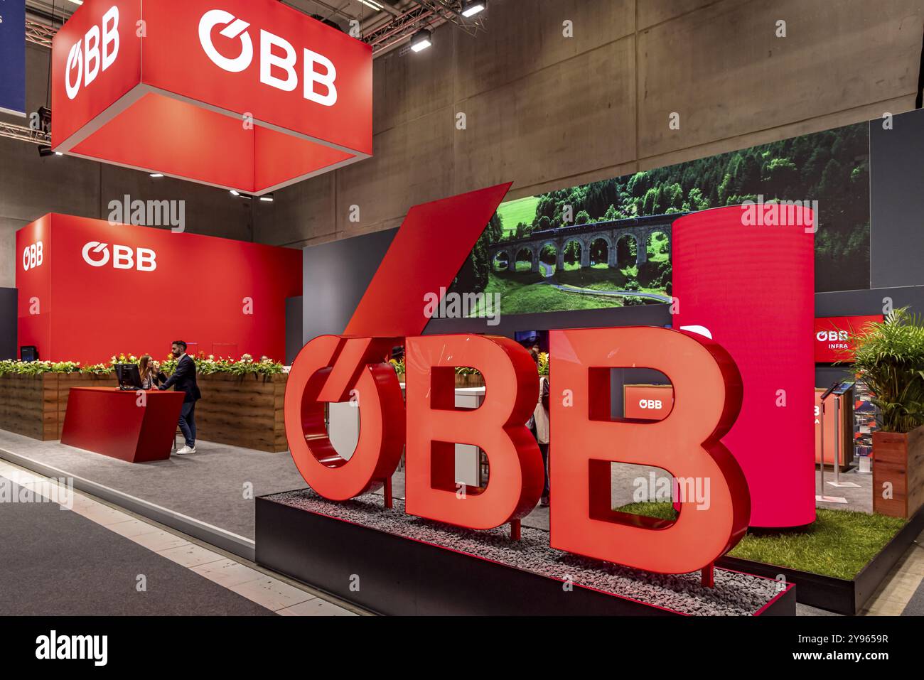 Innotrans 2024. fiera internazionale delle tecnologie ferroviarie e dei trasporti. Centro esposizioni di Berlino. Stand espositivo della ferrovia federale austriaca Foto Stock