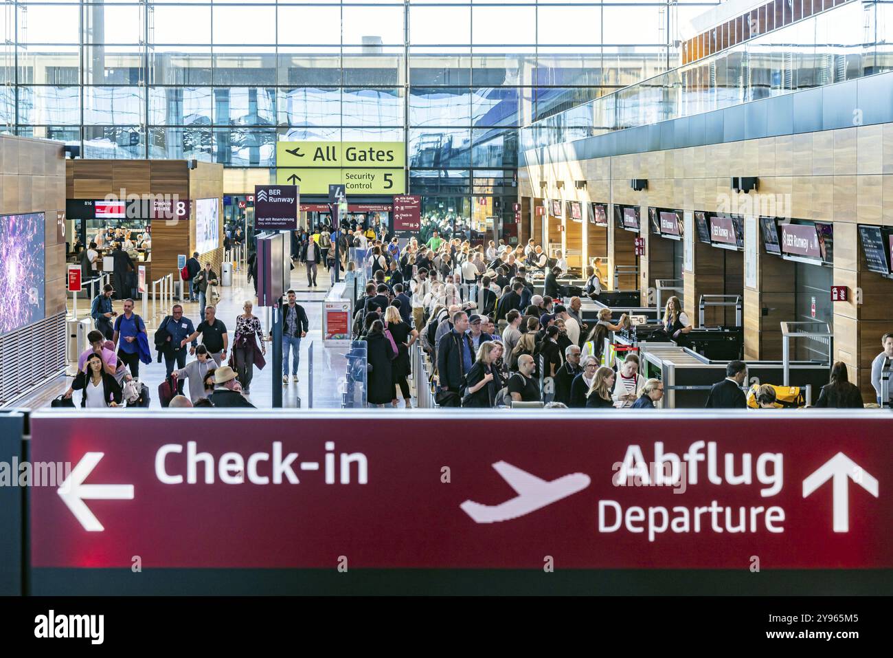 Aeroporto BER di Berlino-Brandeburgo. I passeggeri al Terminal 1 aspettano il check-in e il controllo di sicurezza di fronte alla partenza. Berlino, Germania, Europa Foto Stock