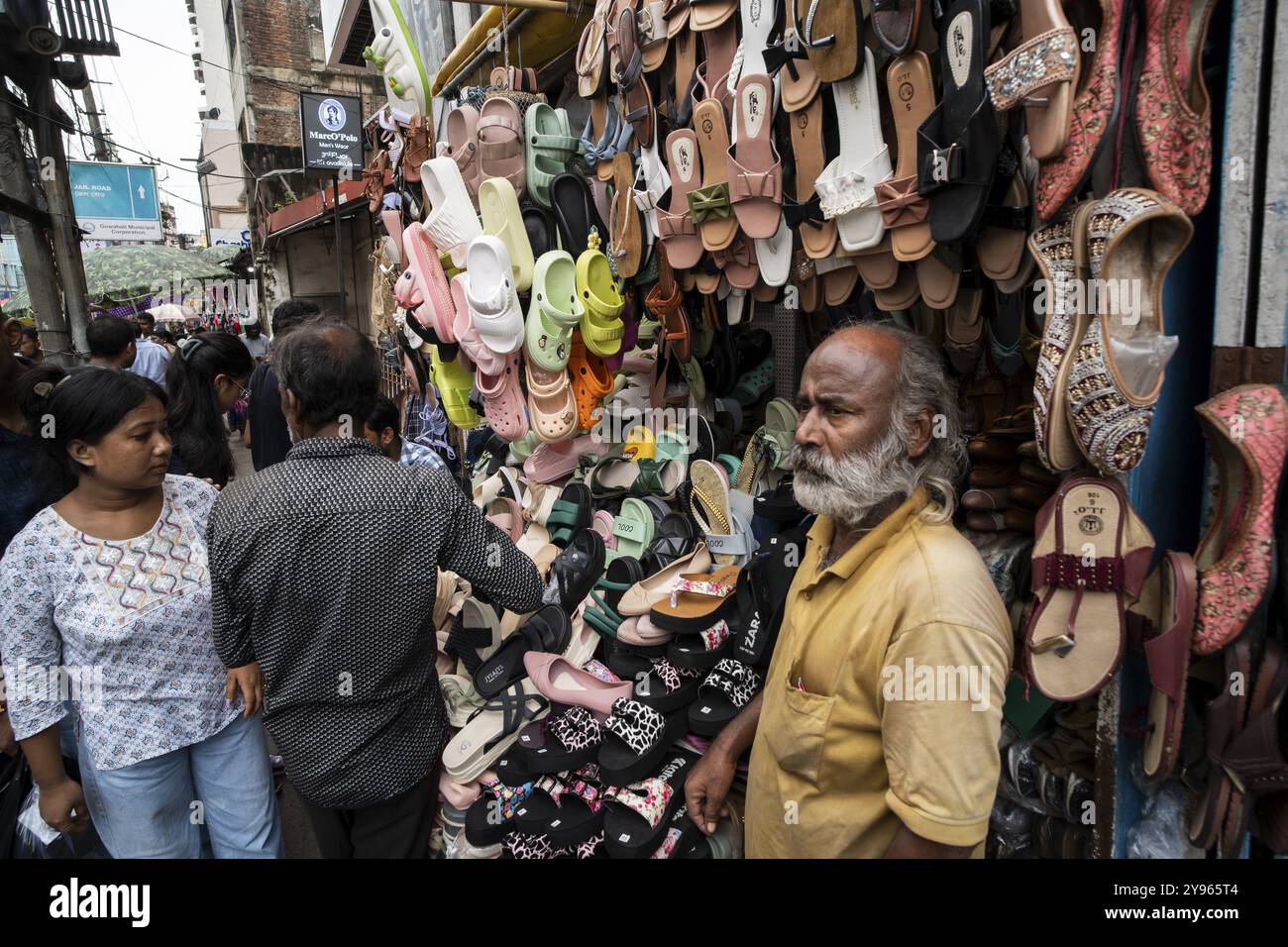 Un venditore vende scarpe e sandali in un mercato di strada prima del Durga Puja festival il 7 ottobre 2024 a Guwahati, in India. Shopping davanti a Durga Puja i. Foto Stock