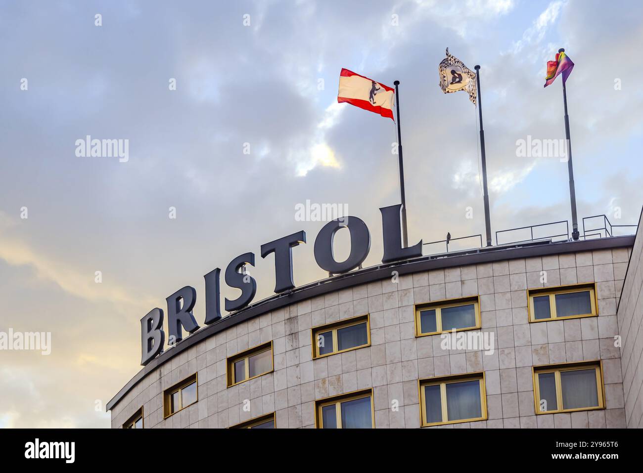 Hotel di lusso Bristol Berlin, bandiere che sventolano sul tetto. Berlino, Germania, Europa Foto Stock