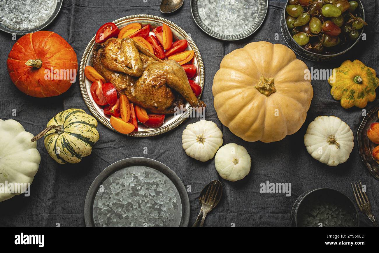 Composizione tavola festiva del Ringraziamento con tacchino arrosto, zucche, insalata di verdure, frutta, bevanda all'arancia. Cena per il giorno del Ringraziamento con tr Foto Stock