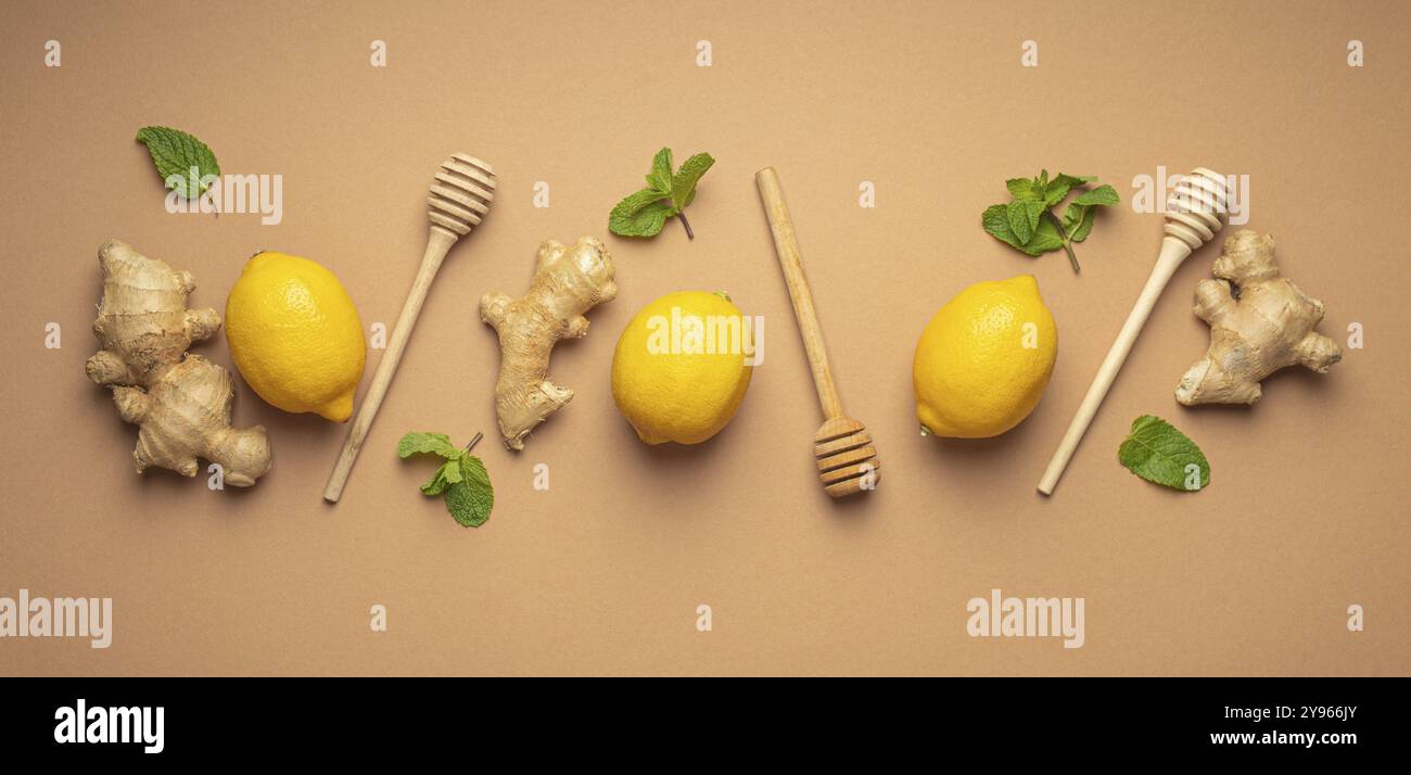 Composizione con limoni, menta, zenzero, vista dall'alto su sfondo beige semplice. Cibo per la stimolazione immunitaria e contro l'influenza stagionale. Sano e naturale rem Foto Stock
