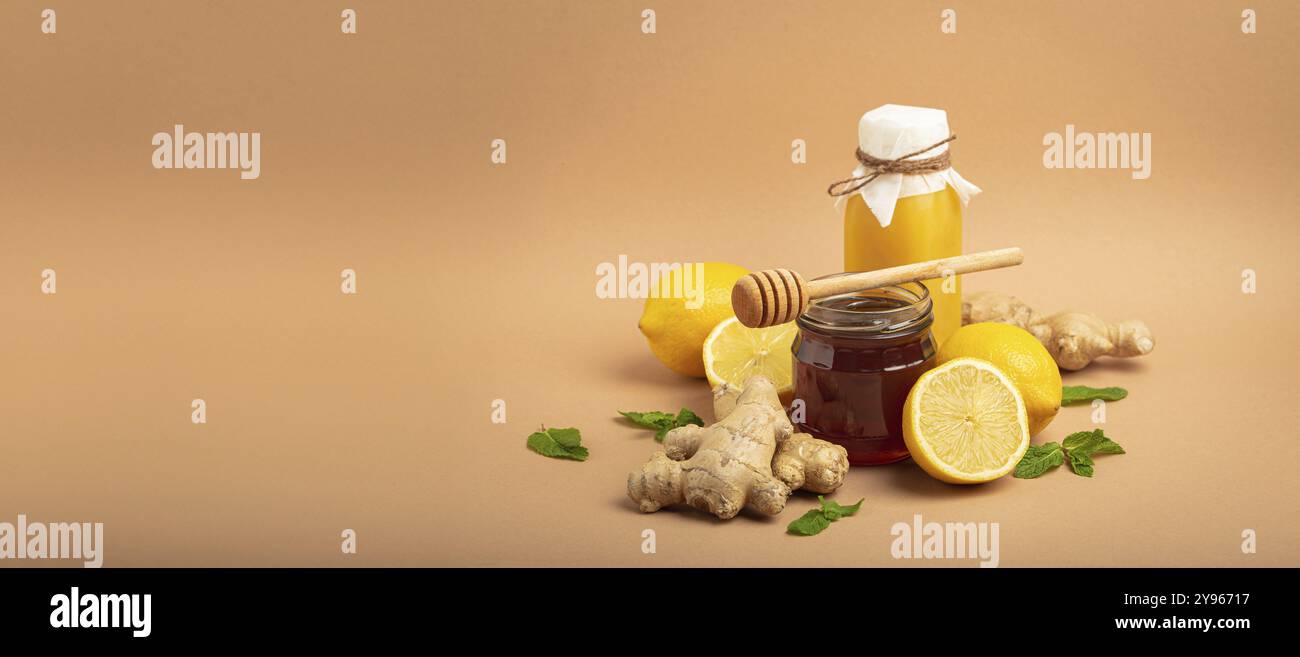 Composizione con bevanda disintossicante, frutti di bosco spinoso, limoni, menta, zenzero, miele in vaso di vetro. Cibo per la stimolazione immunitaria e contro l'influenza. In salute Foto Stock