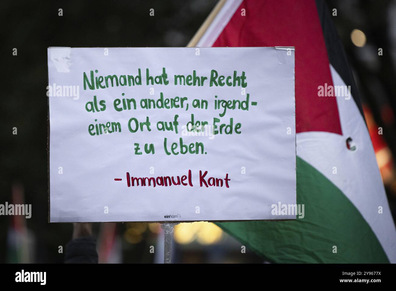 Circa 400 persone partecipano a una manifestazione pro-Palestina al Rossmarkt di Francoforte sul meno il 7 ottobre 2024. Il rally è accompagnato da un mas Foto Stock