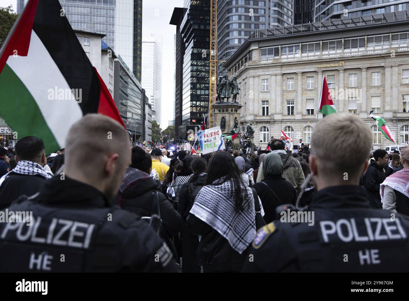 Circa 400 persone partecipano a una manifestazione pro-Palestina al Rossmarkt di Francoforte sul meno il 7 ottobre 2024. Il rally è accompagnato da un mas Foto Stock
