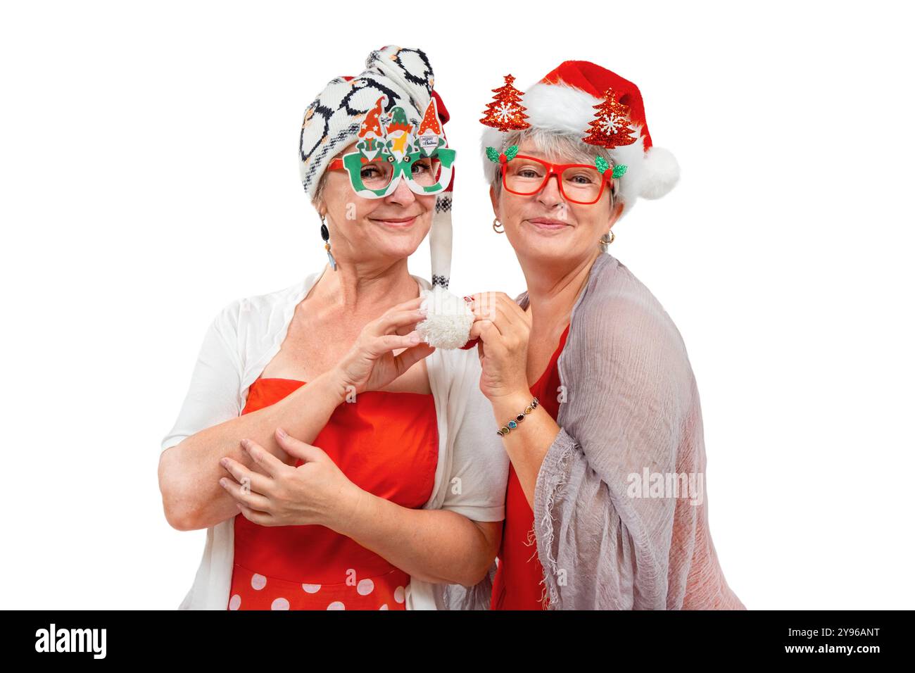 Due divertenti donne anziane in abiti natalizi isolati su sfondo bianco Foto Stock