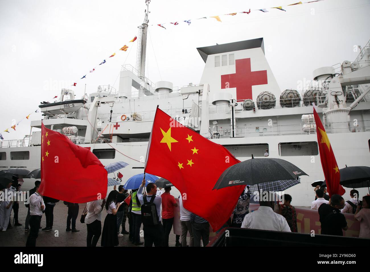 Pechino, Cina. 7 ottobre 2024. La nave ospedale navale cinese Peace Ark arriva al porto di Douala in Camerun, il 7 ottobre 2024. La nave inizierà la sua prima visita amichevole di sette giorni a Camerron e fornirà servizi medici a partire da lunedì. Crediti: Liu Zhilei/Xinhua/Alamy Live News Foto Stock