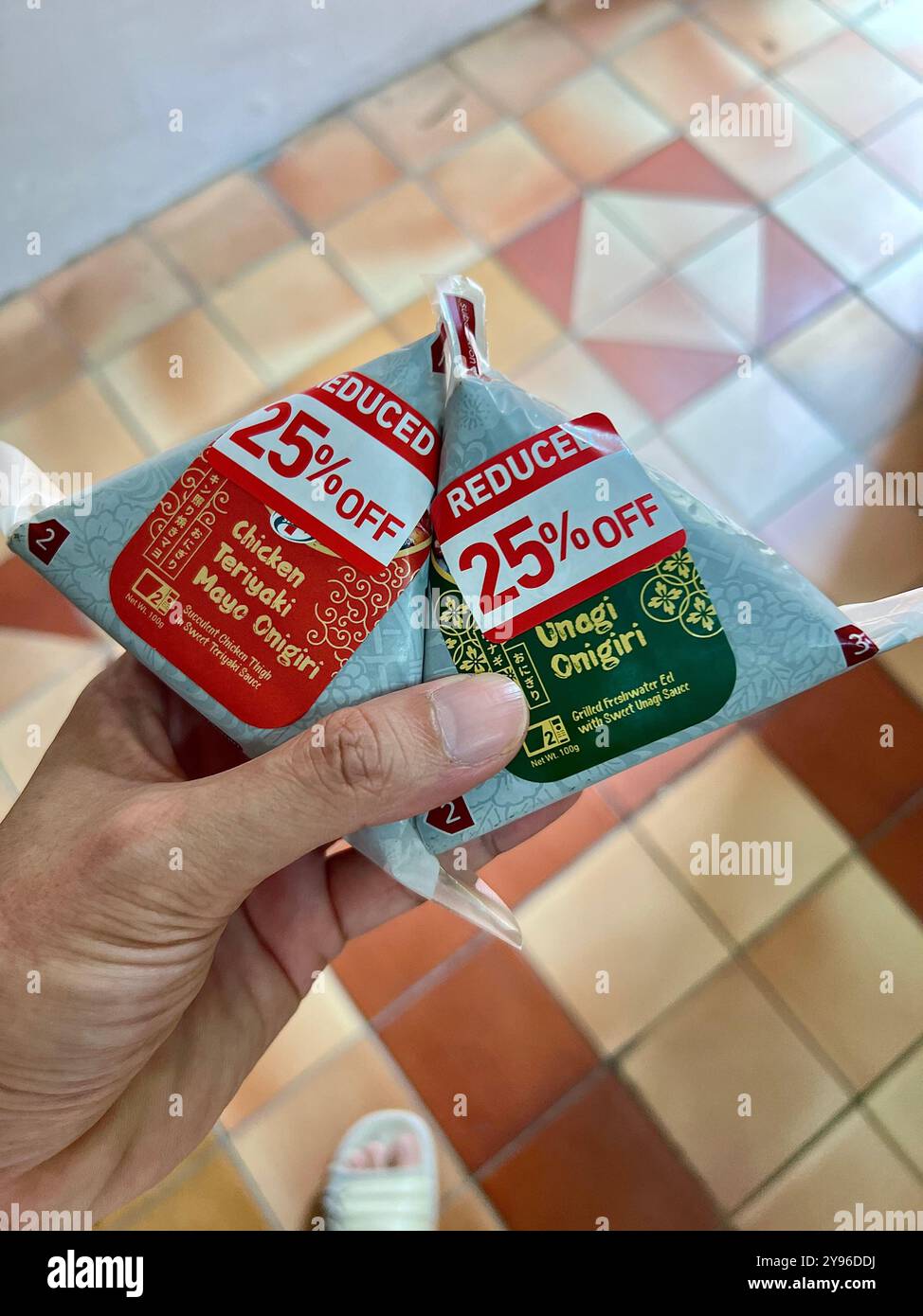 Prezzo ridotto per due Onigiri, palline di riso giapponese a prezzo scontato. Acquista dal minimarket 7-Eleven. Risparmia denaro. Singapore. Foto Stock