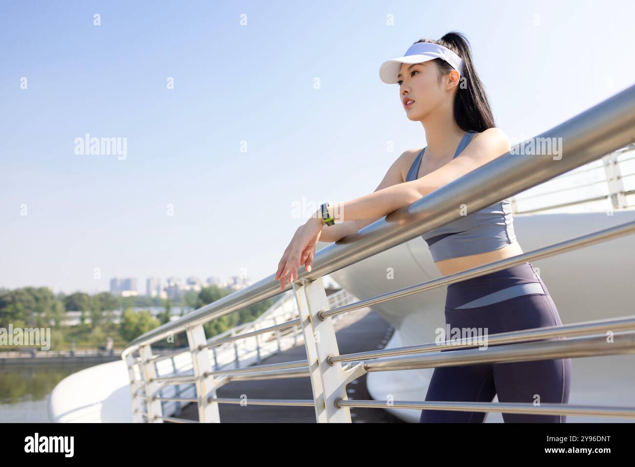 Giovane donna all'aria aperta che si diverte in un parco Foto Stock