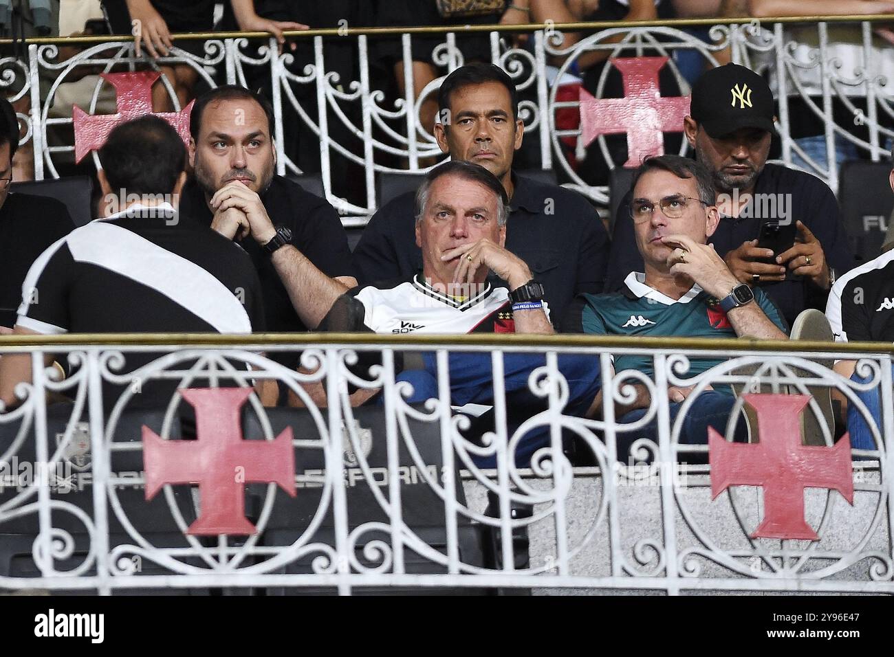Rio de Janeiro, Brasile, 5 ottobre 2024. L'ex presidente del Brasile Jair Bolsonaro con i suoi figli, assistendo alla partita di calcio Vasco x Juventude, FO Foto Stock