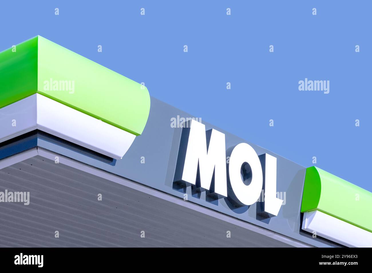 Sulechow, Polonia - 27 settembre 2024. Logo MOL su una stazione di servizio - MOL è una multinazionale ungherese del petrolio e del gas. Foto Stock