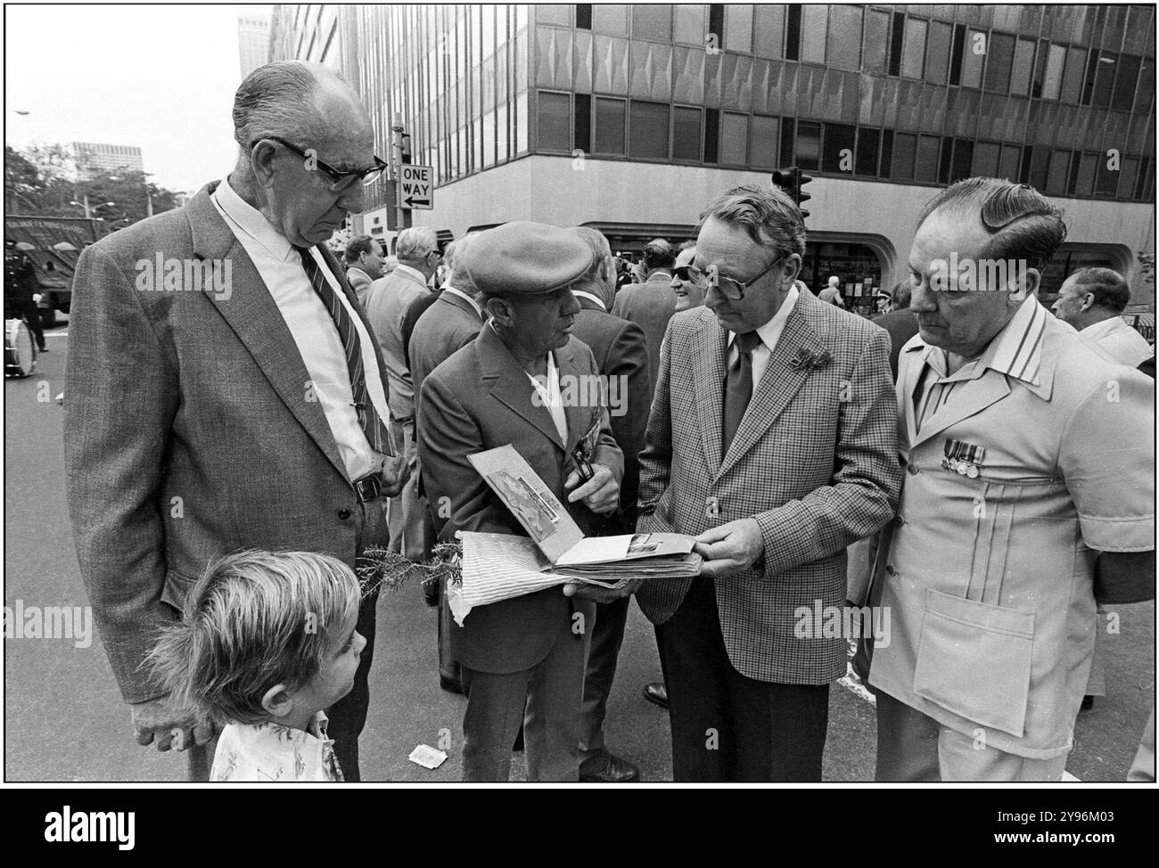 I soldati restituiti ricordano e condividono i ricordi a Macquarie Street, su un album fotografico prima dell'annuale Anzac Day marzo, Sydney 1980 Foto Stock