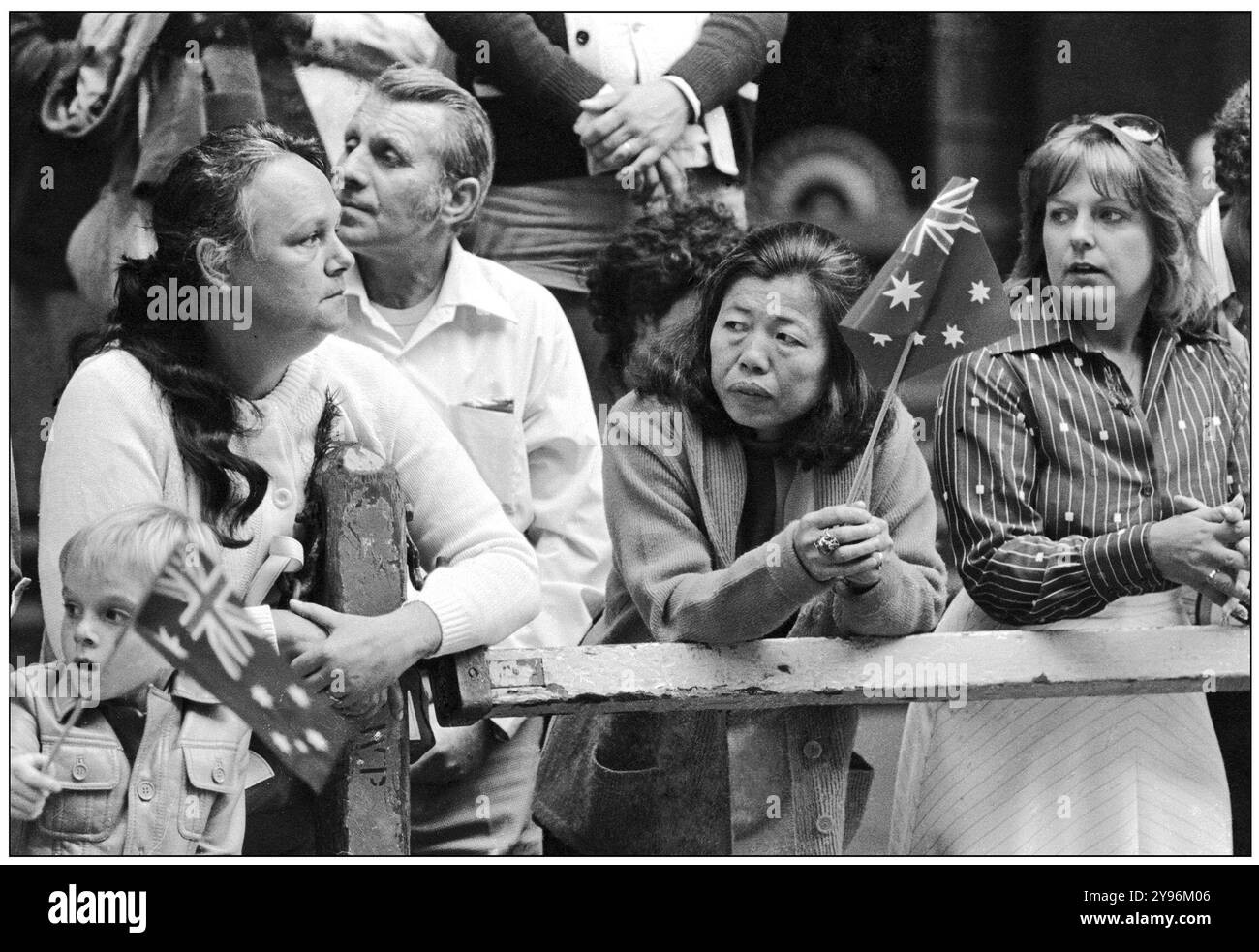 Spettatori in attesa della marcia annuale dell'Anzac Day a George Street, Sydney, 1980 Foto Stock