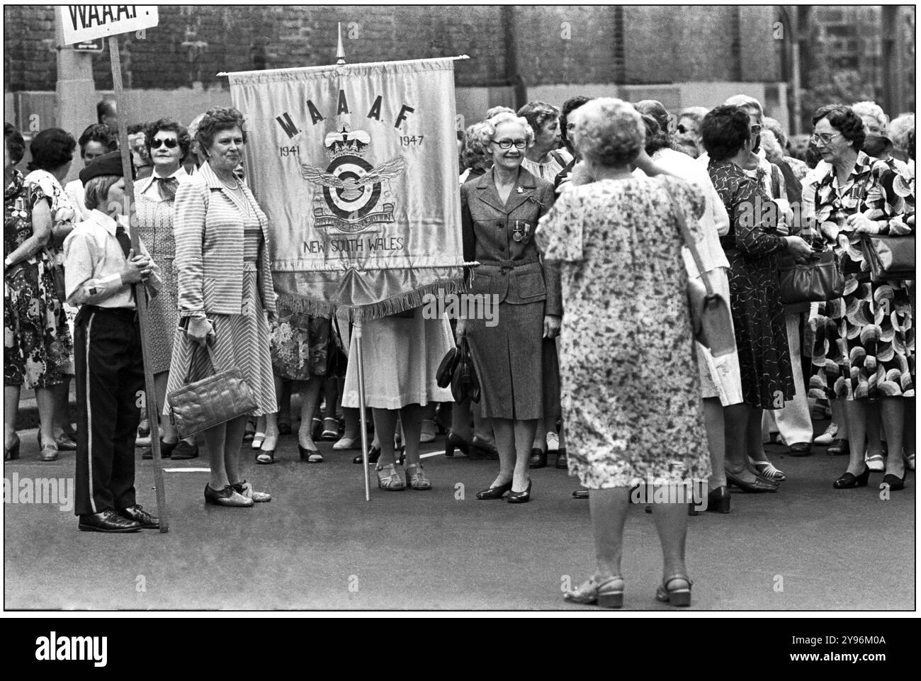 Gli ex membri della Women's Auxiliary Australian Air Force posano per una foto con il loro striscione prima della marcia dell'Anzac Day a Sydney nel 1980 Foto Stock