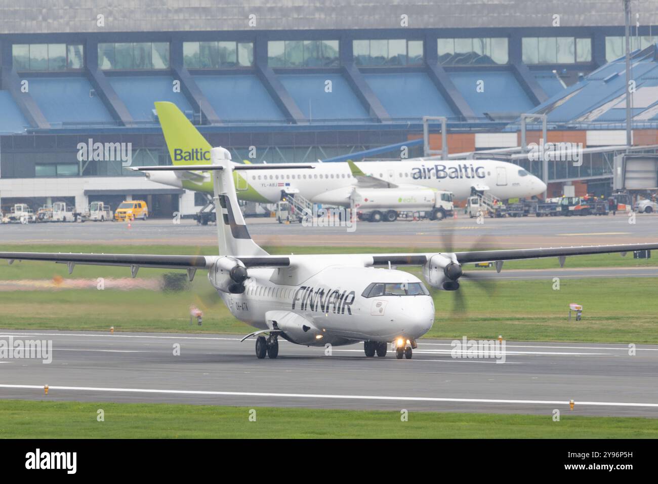 L'aereo ATR 72 di Finnair decolla dall'aeroporto di Tallinn in Estonia Foto Stock