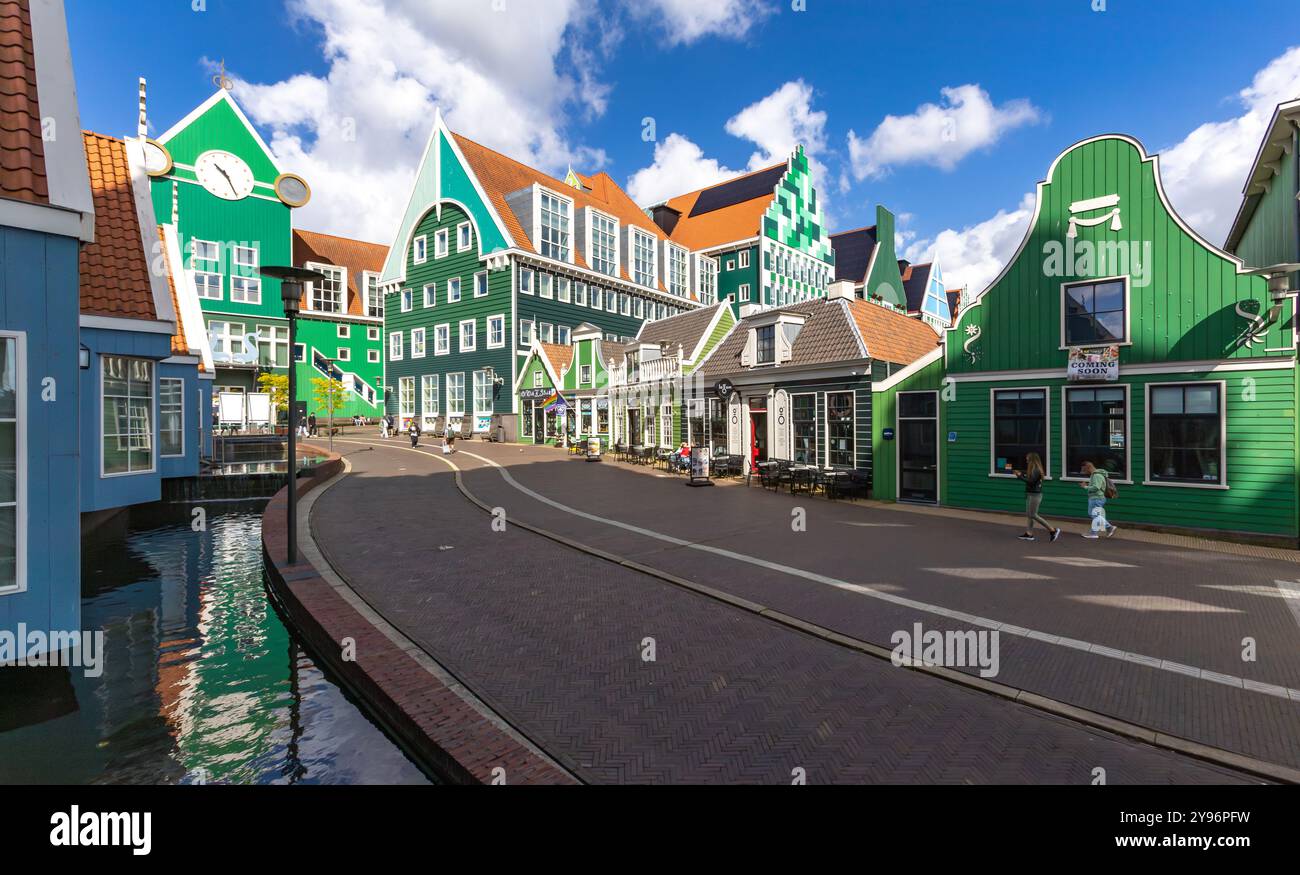 Zaandam, Paesi Bassi. 9 giugno 2024. Famosa attrazione turistica nel centro della città multicolore, edifici progettati in uno stile olandese unico Foto Stock