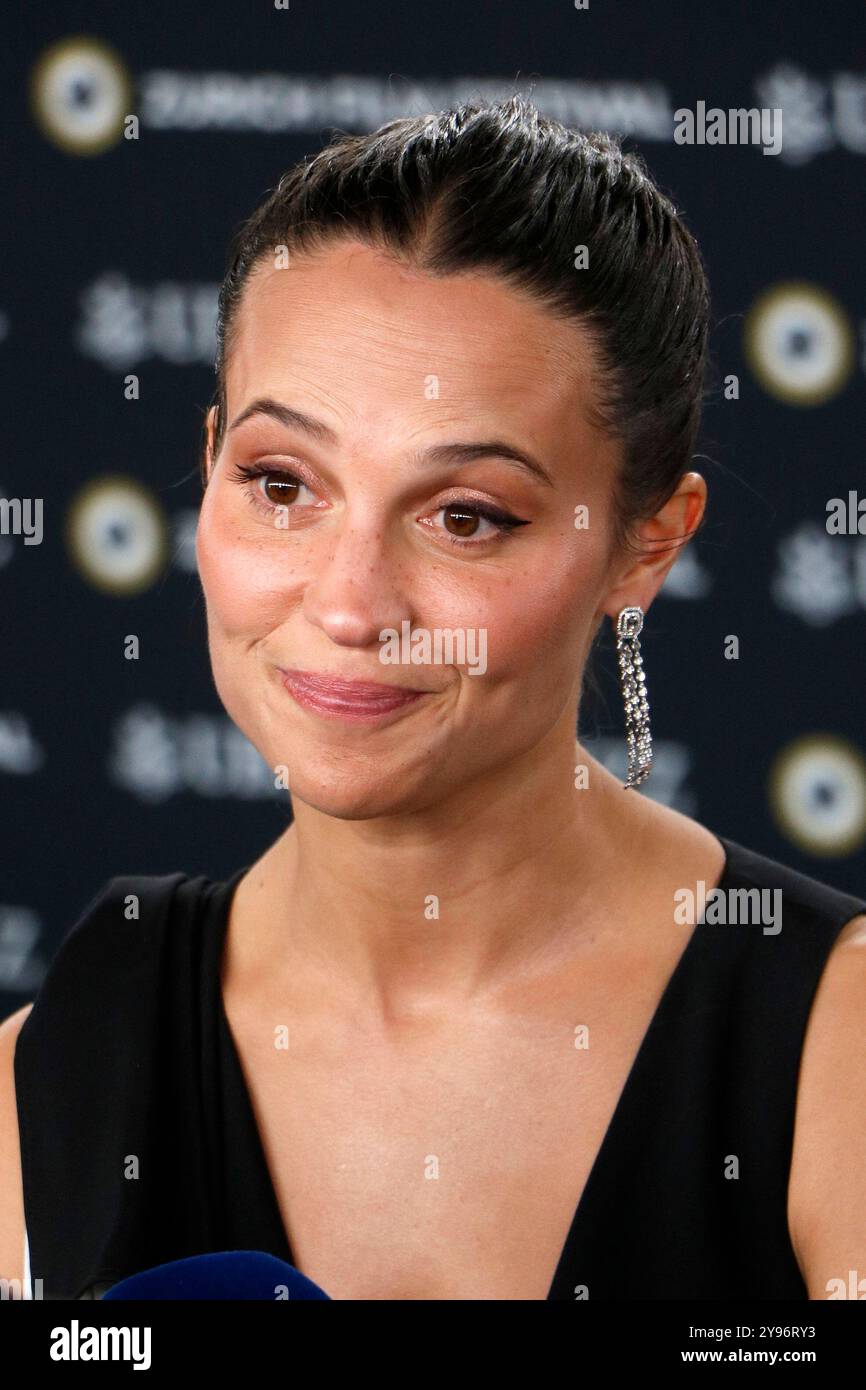 Alicia Vikander bei der „The Assessment“ Film Premiere im Rahmen vom 20. Zurich Film Festival (ZFF) auf dem Sechslaeutenplatz AM 8.10.2024 a Zuerich Foto Stock