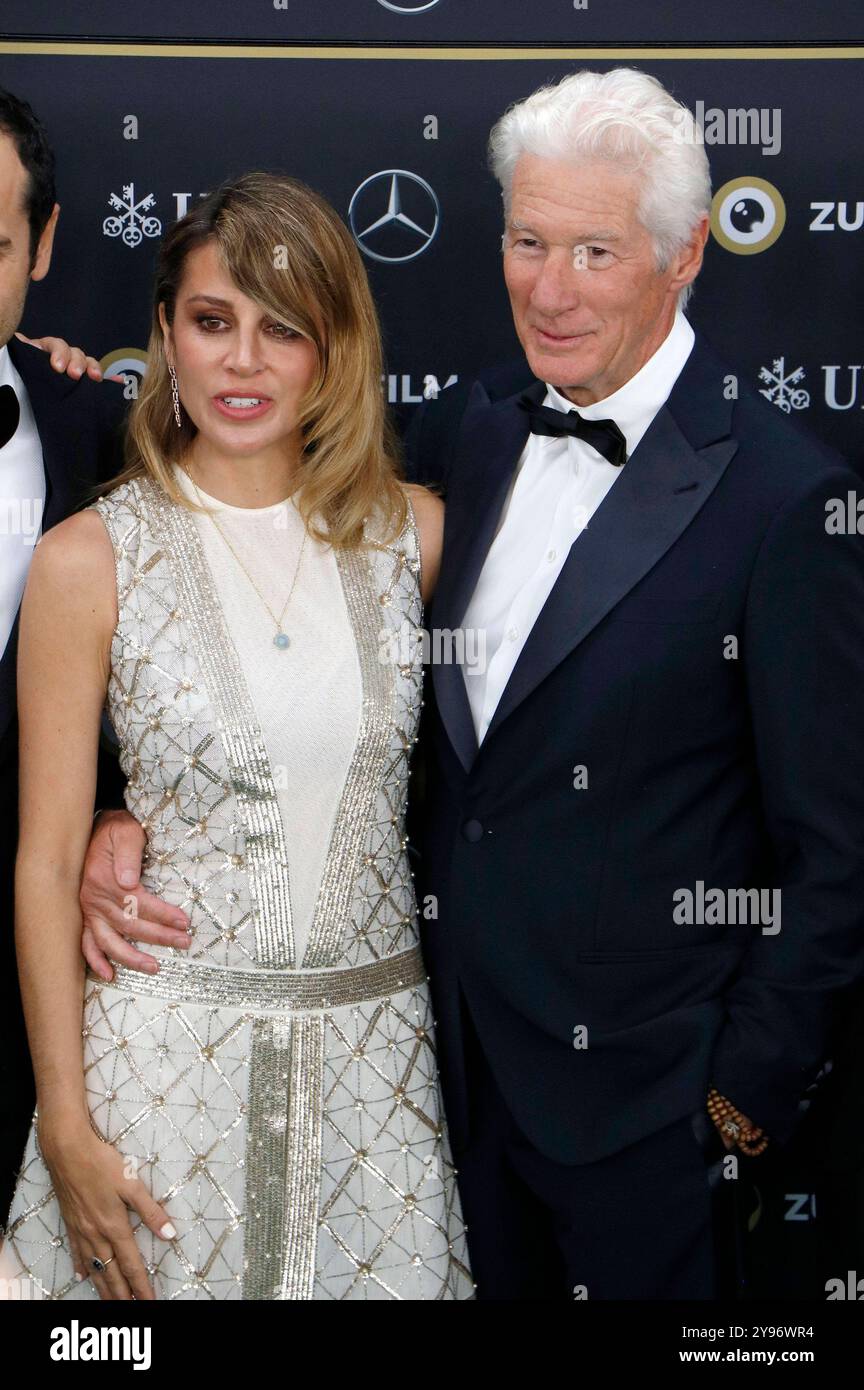 Richard Gere mit Ehefrau Alejandra Gere bei der Premiere des Dokumentarfilms Wisdom of Happiness / Die Weisheit des Glücks auf dem 20. Zurigo Film Festival 2024 in corso 1. Zürich, 08.10.2024 *** Richard Gere con la moglie Alejandra Gere alla prima del documentario Wisdom of Happiness al 20 Zurich Film Festival 2024 in corso 1 Zurigo, 08 10 2024 foto:XA.xBuggex/xFuturexImagex Wisdom 4003 Foto Stock