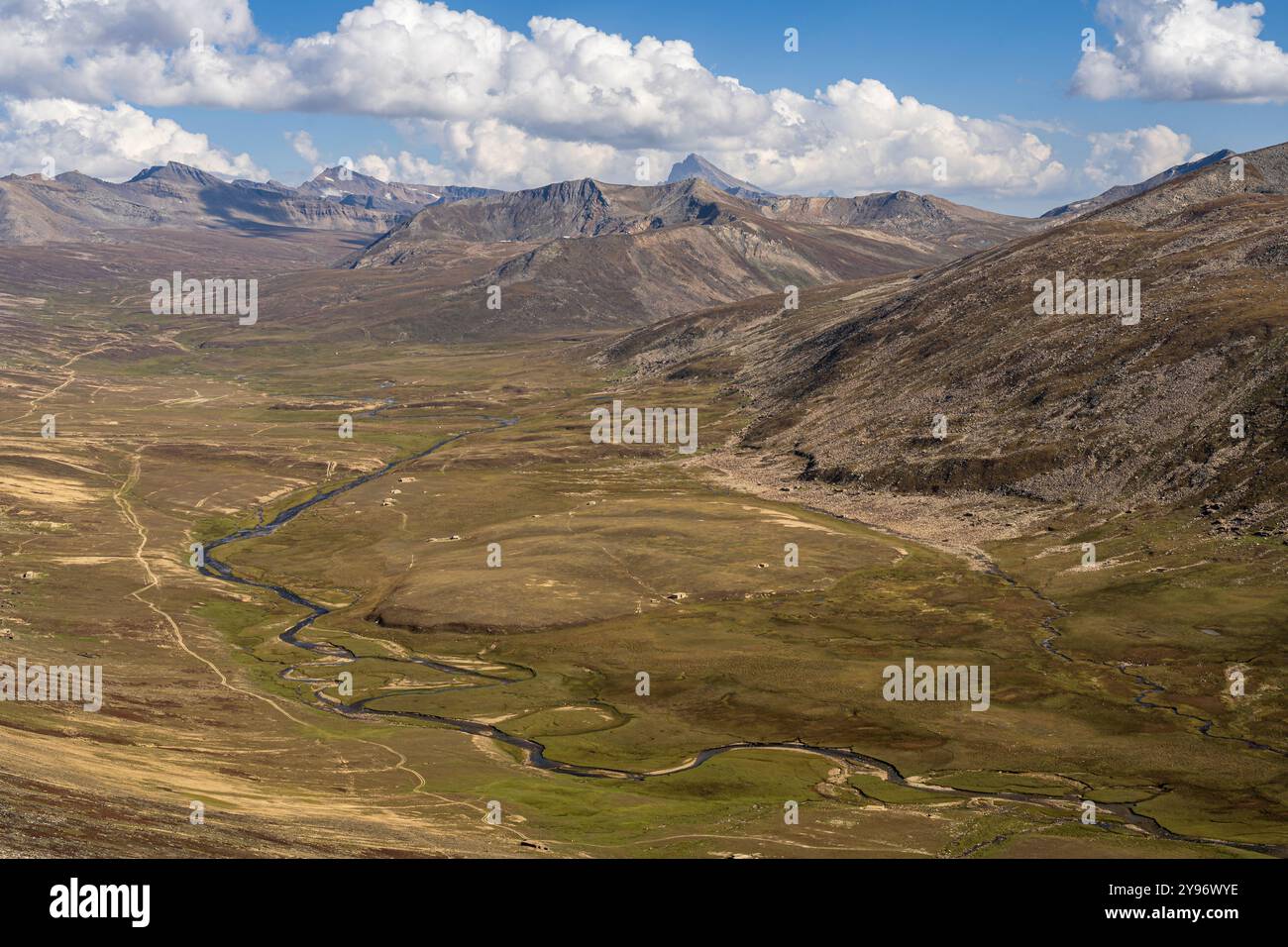 Vista panoramica del prato di Gittidas vicino al passo Babusar, alla valle di Kaghan, a Khyber Pakhtunkhwa, Pakistan Foto Stock