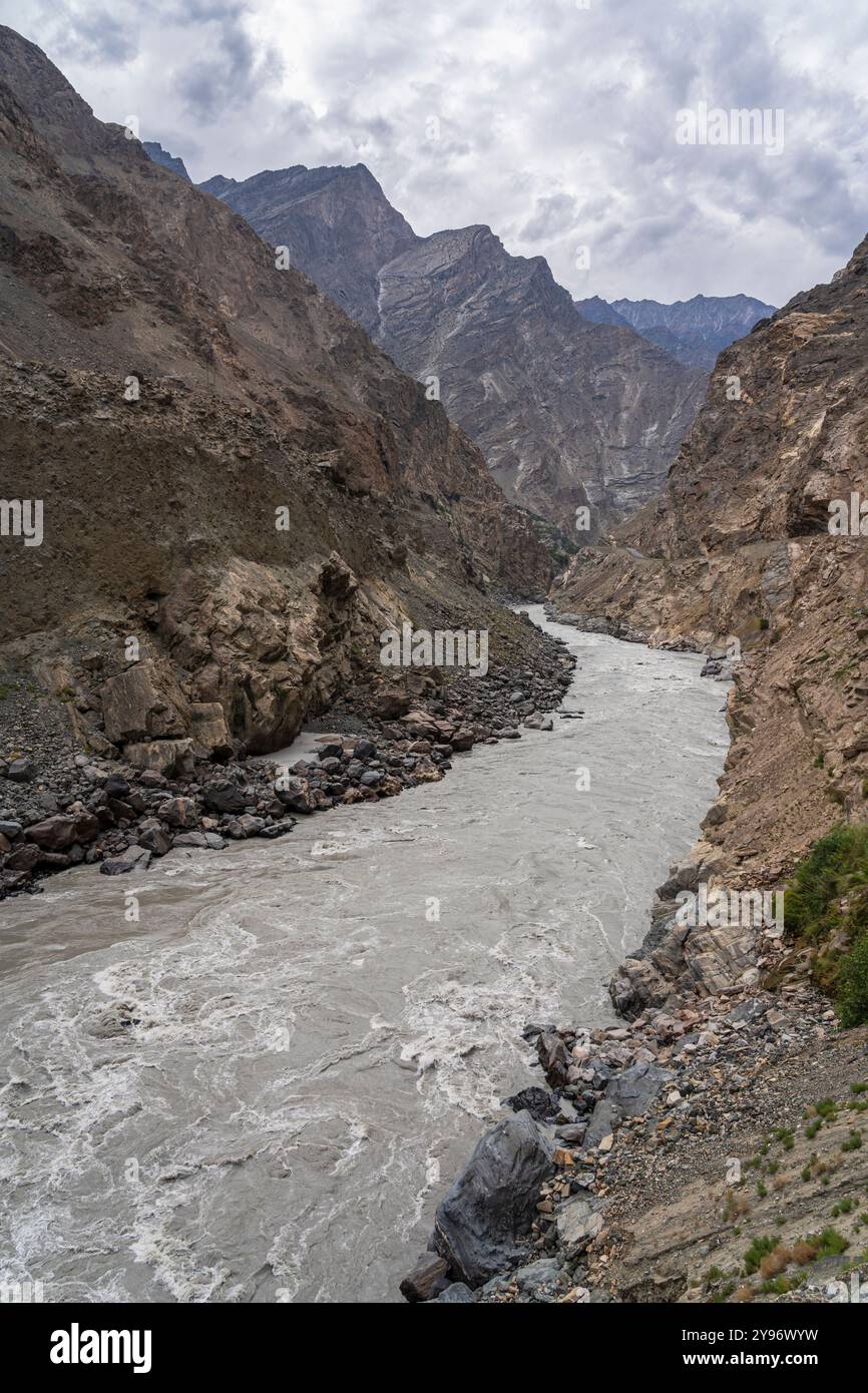 Vista panoramica verticale della valle dell'Indo e del fiume lungo la Karakoram Highway, Skardu, Gilgit-Baltistan, Pakistan Foto Stock