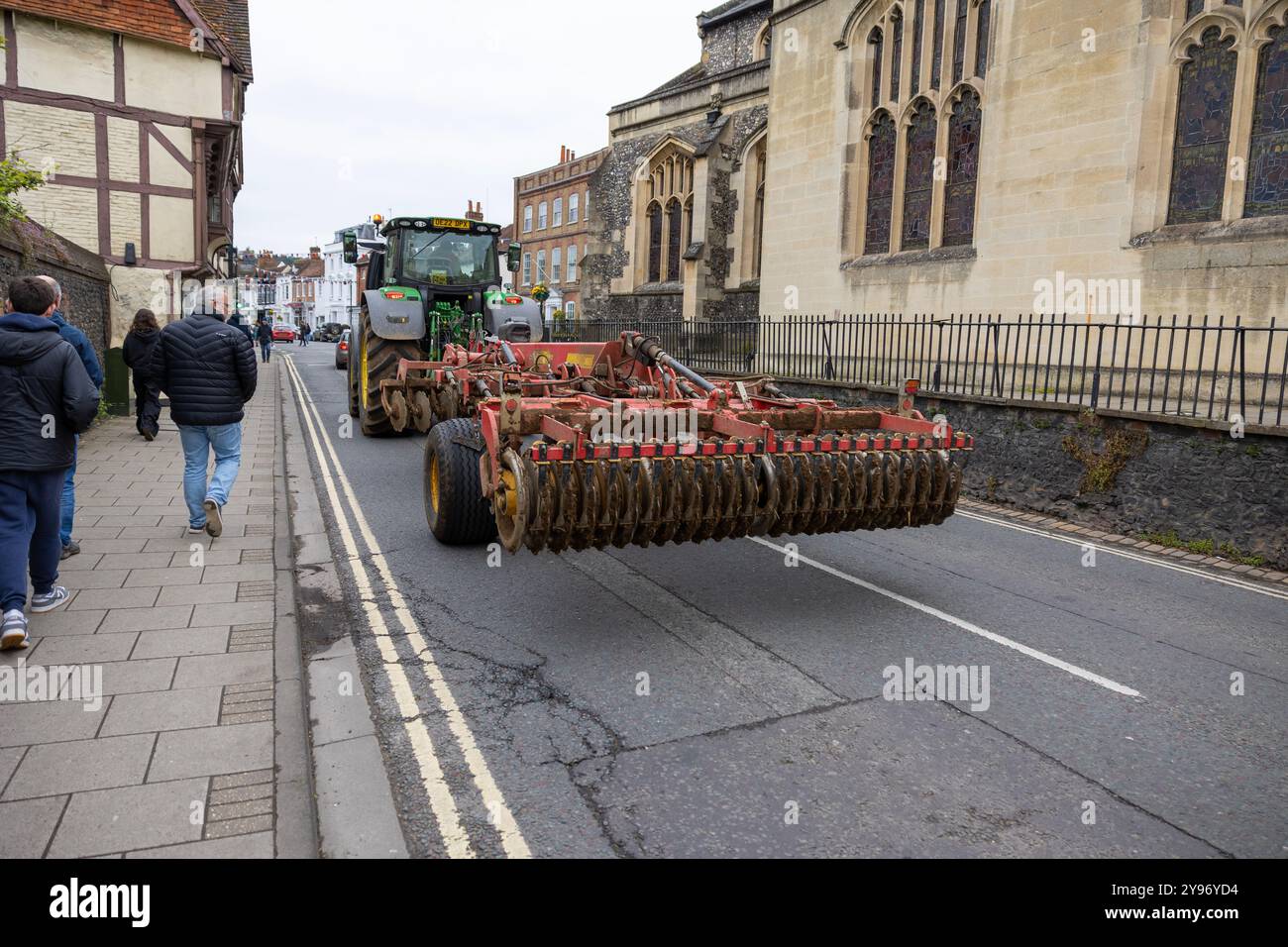 Trattore verde con Vaderstad Field Roller, passando davanti alla chiesa storica di Henley-on-Thames Foto Stock