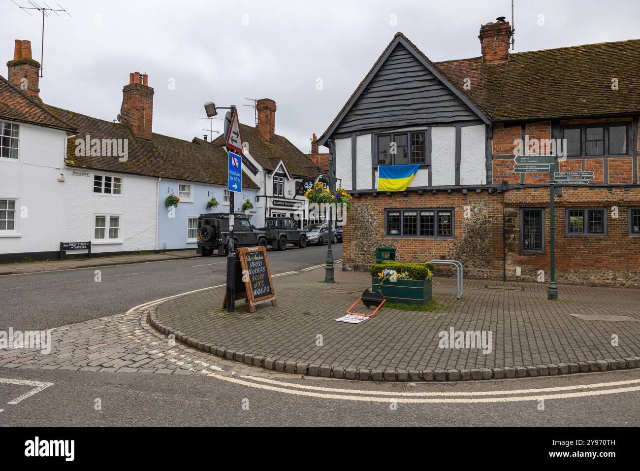 Edificio in stile Tudor con segnaletica e bandiera Ucraina su Friday Street, Henley-on-Thames Foto Stock