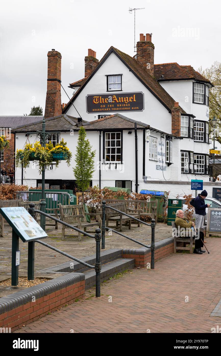 L'Angel Pub di Henley-on-Thames con posti a sedere in primo piano e visitatori rilassanti Foto Stock