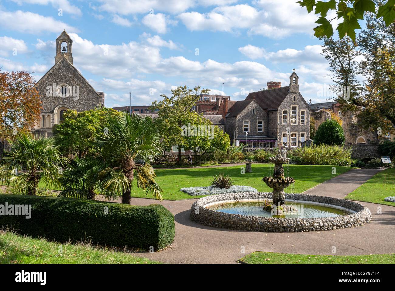 Forbury Gardens Park nel centro della città di Reading, Berkshire, Inghilterra, Regno Unito, con vista sulla chiesa di St James e sulla prigione di Reading Foto Stock