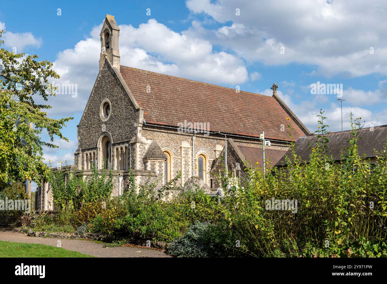 St James Church a Reading vista da Forbury Park, Berkshire, Inghilterra, Regno Unito, un edificio classificato di grado II Foto Stock