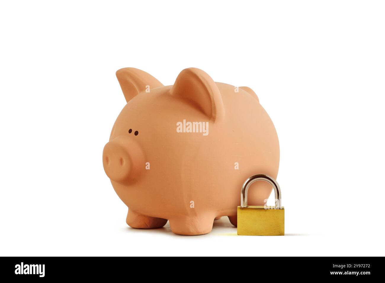 Salvadanaio con lucchetto su sfondo bianco - concetto di risparmio e protezione finanziaria Foto Stock