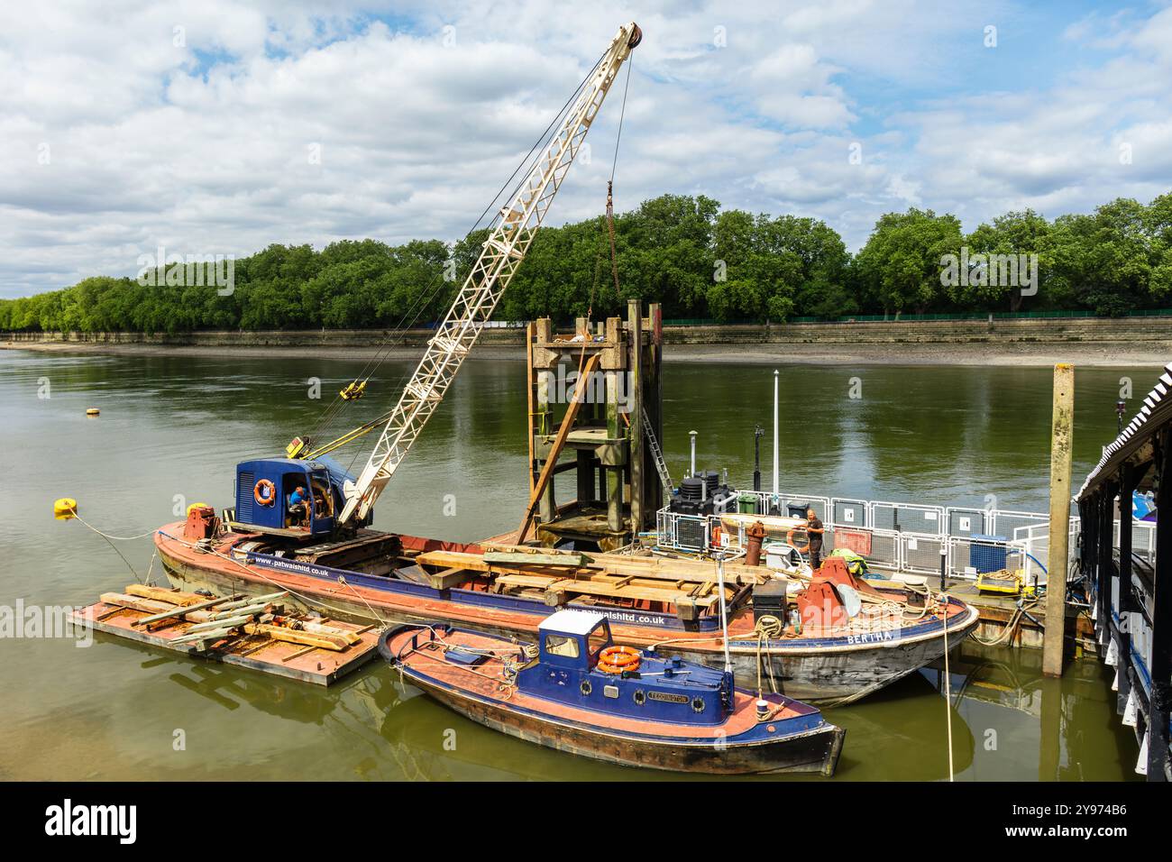 Riparazioni in corso al pontile di Putney Pier. Fiume Tamigi, Putney, Londra, Inghilterra, Regno Unito. Foto Stock
