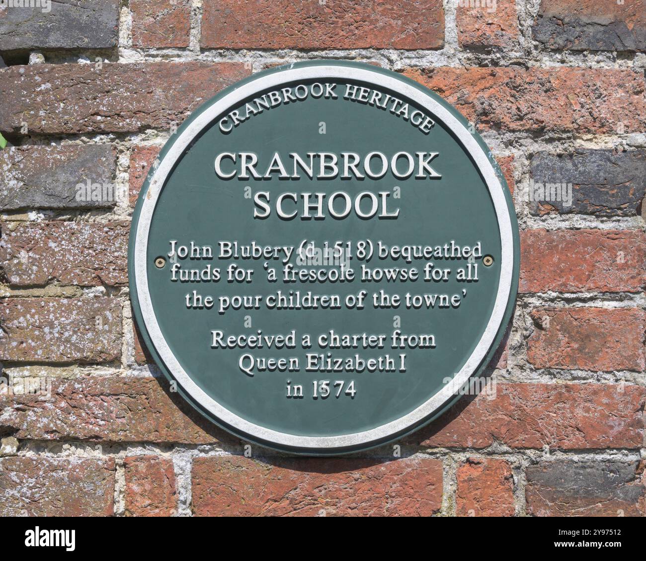Cranbrook, Kent, Regno Unito. Cranbrook School - collegio statale co-educativo, fondato nel 1518. Placca commomorativa sulla parete esterna Foto Stock