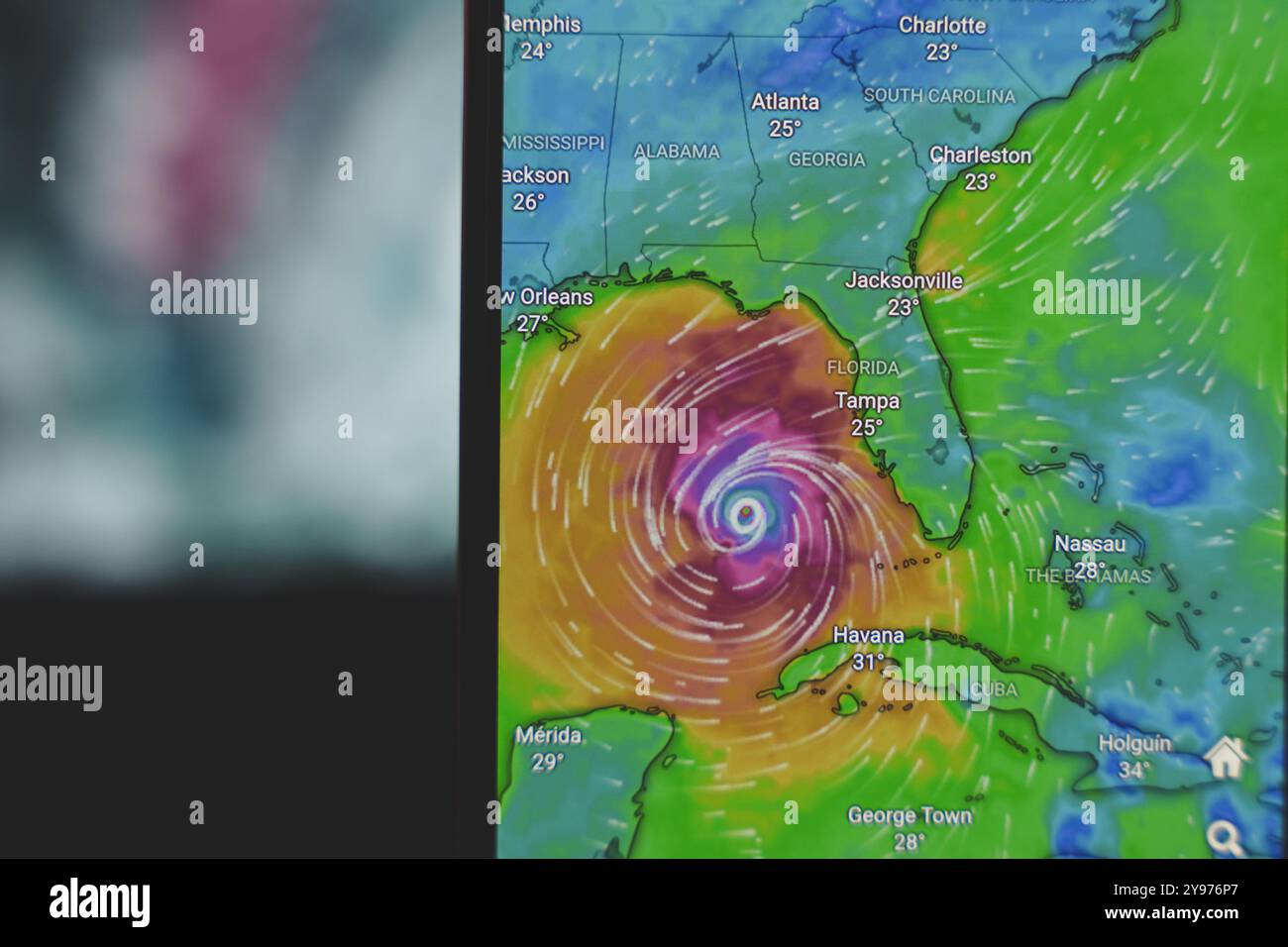 Uragano Milton sul radar meteorologico Windy. Una tempesta di 5 categorie ha colpito la penisola della Florida Foto Stock