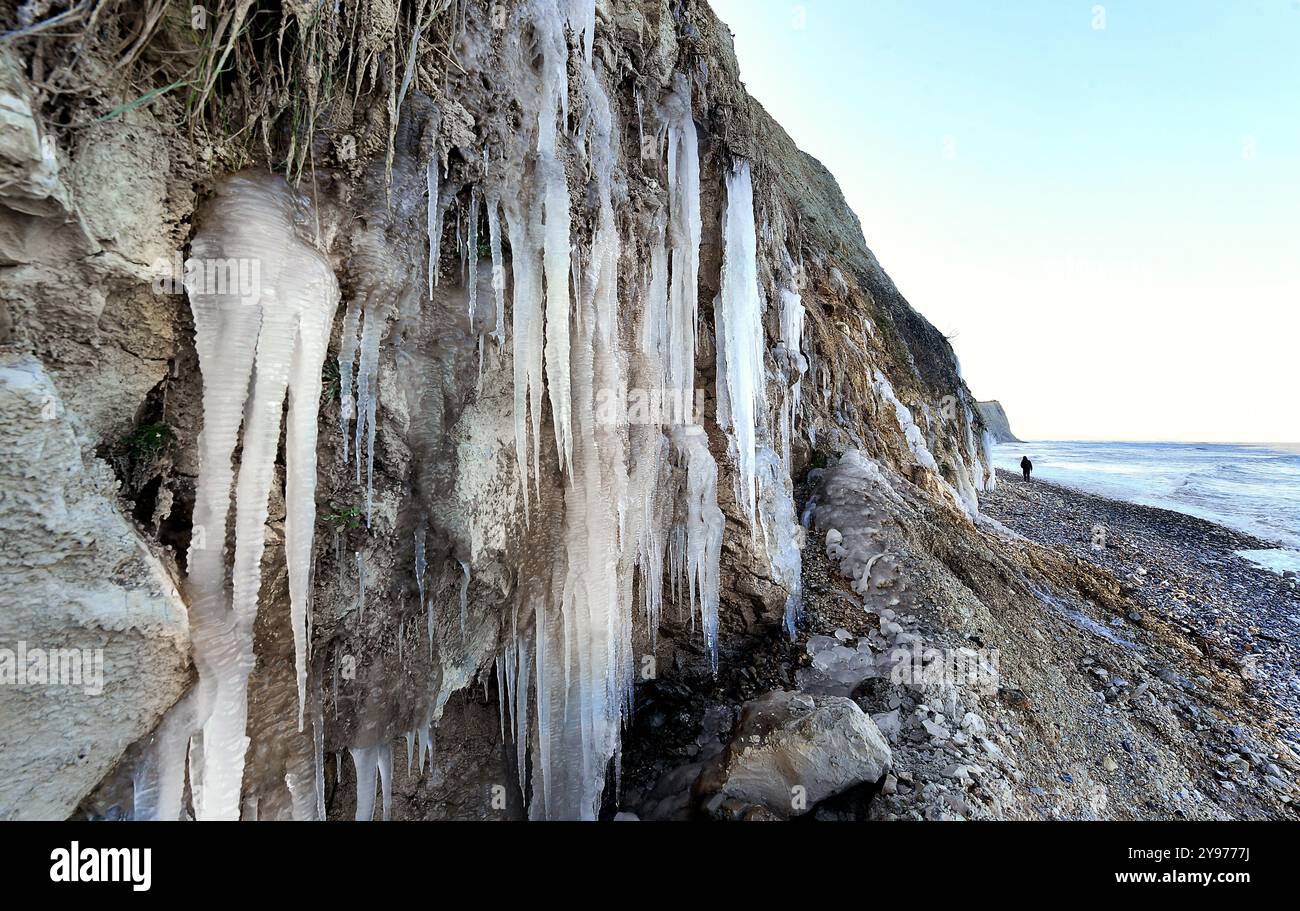 Escalles (Francia settentrionale), 10 gennaio 2024: Stalattiti sulle scogliere del promontorio di Cap Blanc Nez. Ghiaccio sulla parete della scogliera con la bassa marea. Sorprendente Foto Stock