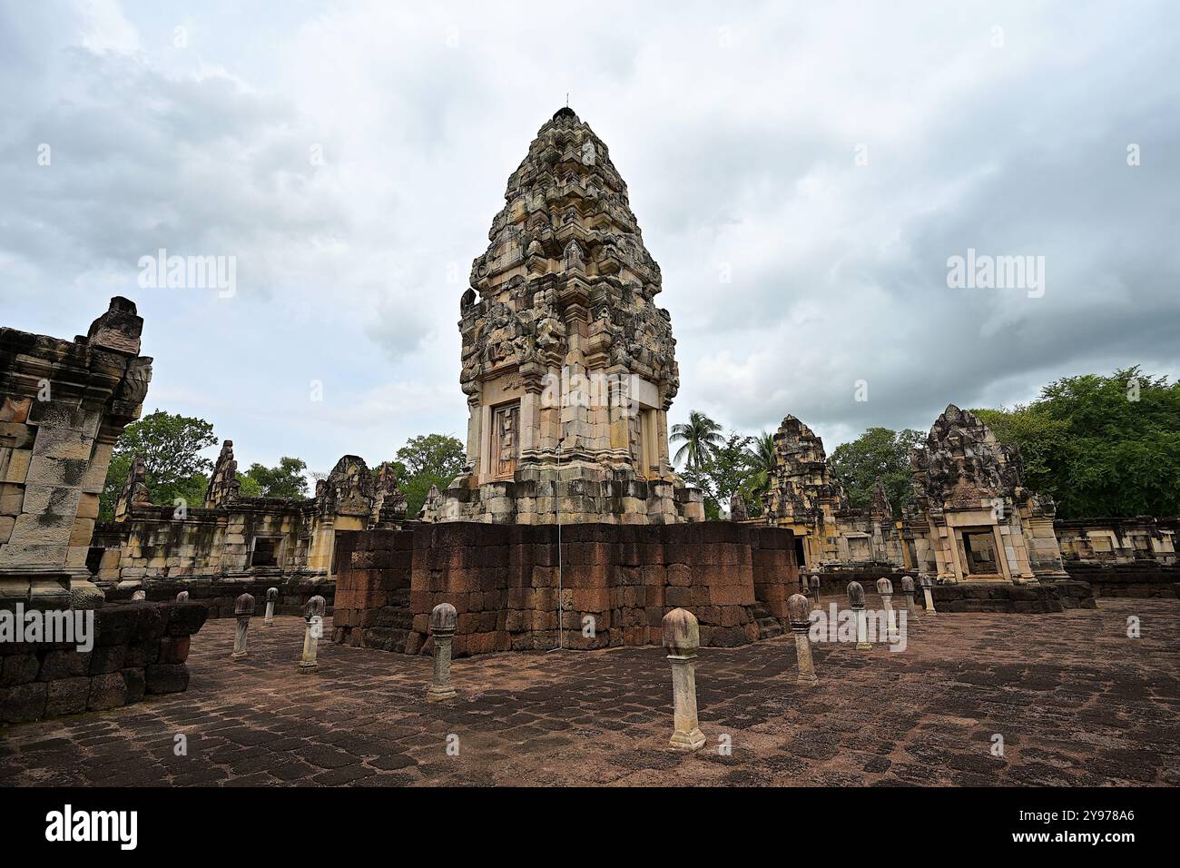 Vista della torre principale di Sadok Kok Thom, dall'angolo sud-ovest del cortile interno, il più grande tempio angkoriano nella Thailandia orientale Foto Stock