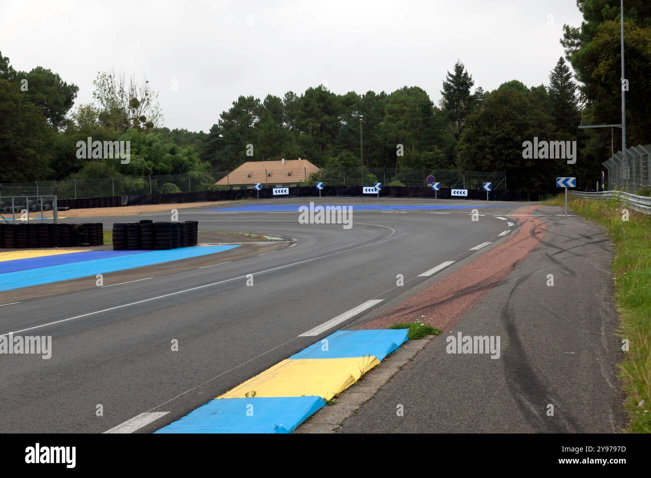 Una delle due chicane aggiunte al rettilineo di Mulsanne, per rallentare le vetture per motivi di sicurezza, sul circuito 24 ore di le Mans, Francia Foto Stock Una delle due chicane aggiunte al rettilineo di Mulsanne, per rallentare le vetture per motivi di sicurezza, sul circuito 24 ore di le Mans, Francia Foto Stock