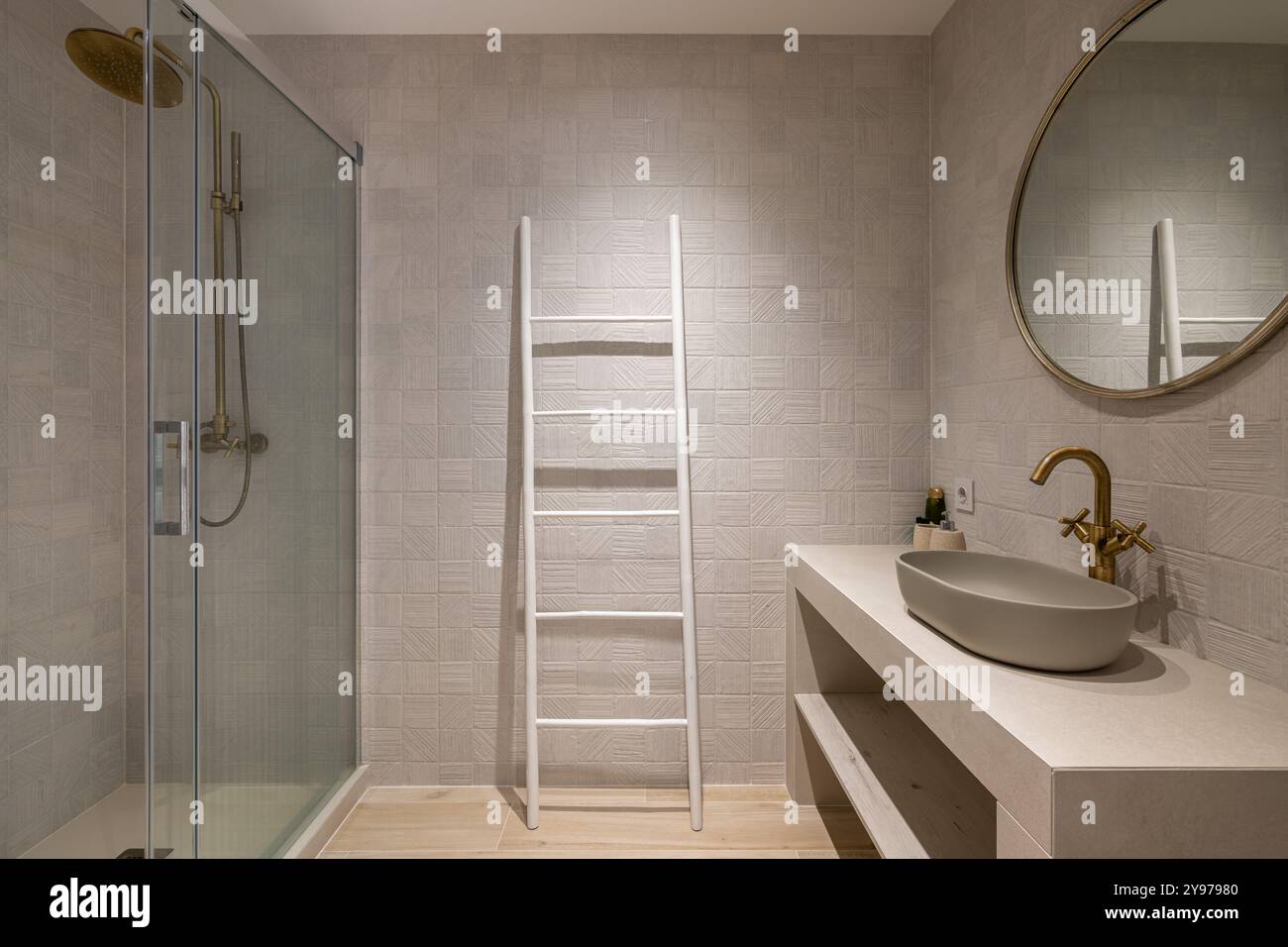 Scoprite il moderno design del bagno con eleganti finiture e tocchi minimalisti per ogni casa Foto Stock