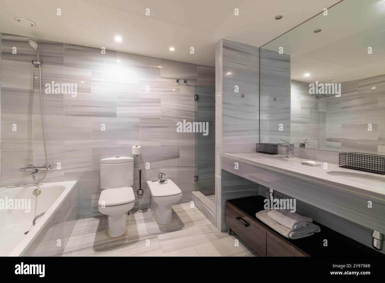 Un bagno moderno e lussuoso con splendido design in marmo e finiture eleganti che esaltano la bellezza Foto Stock