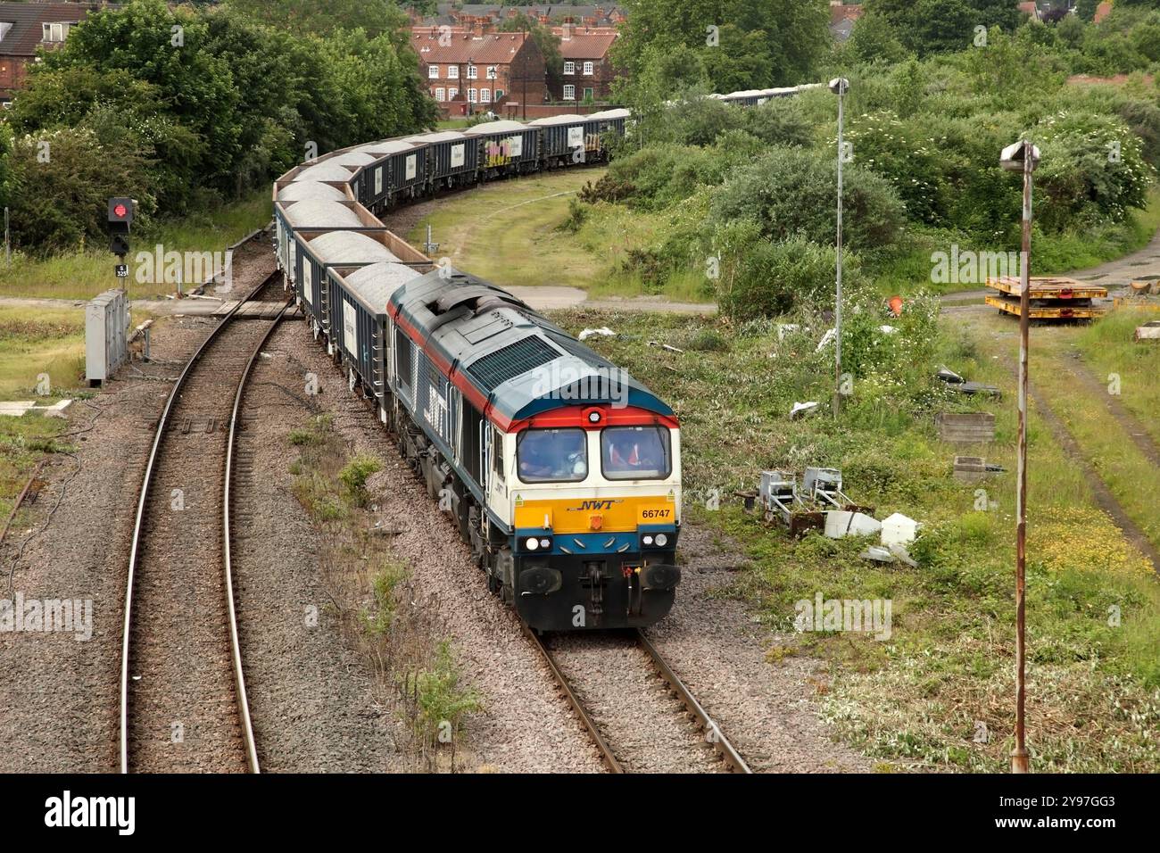 La GB Railfreight classe 66 loco 66747 trasporta il 6Z71 0445 Rylstone Tilcon fino al servizio aggregato Scunthorpe attraverso Scunthorpe il 14/6/24. Foto Stock