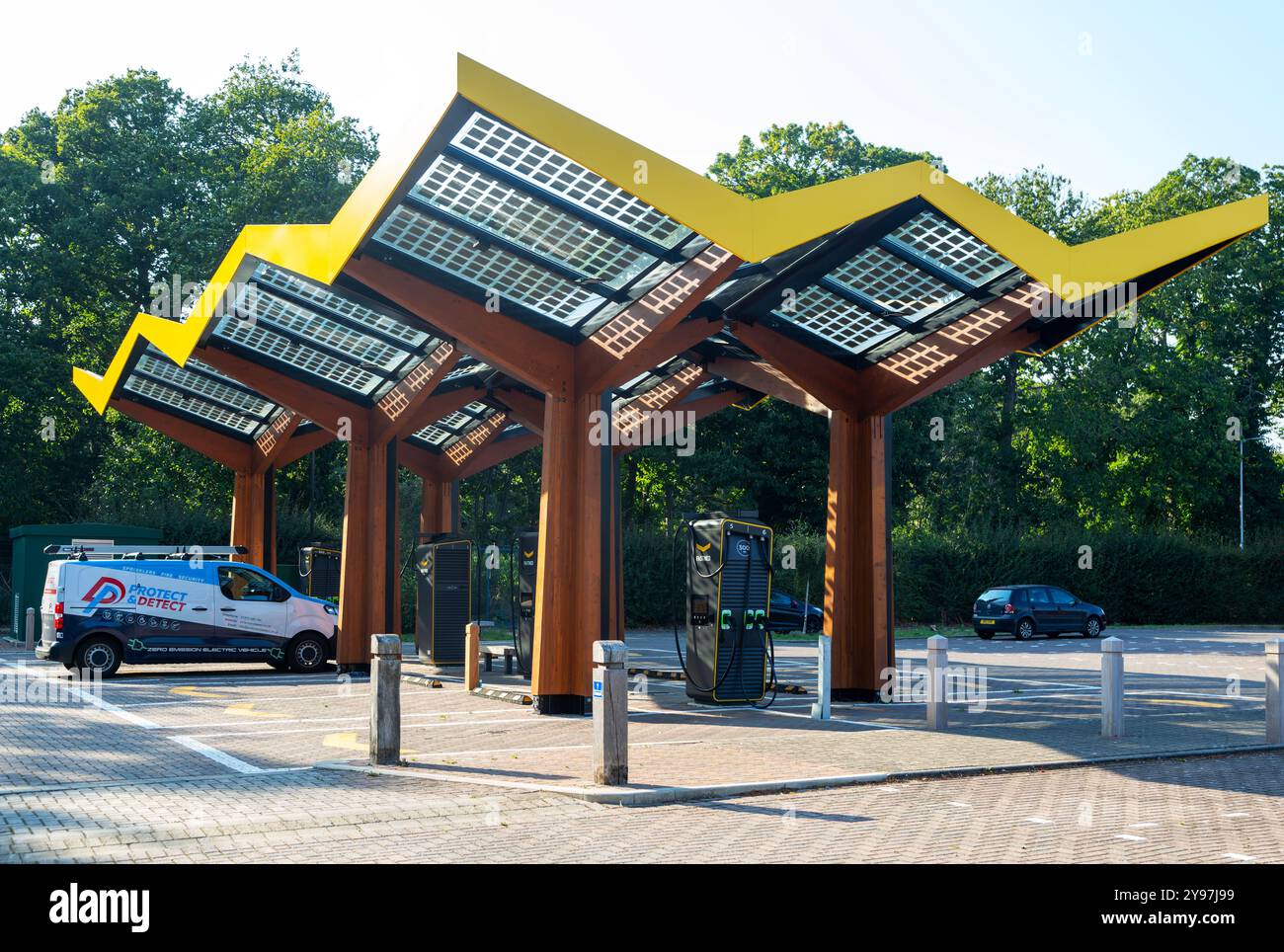 Stazione di ricarica Fastned per veicoli elettrici, Martlesham Park and Ride, Suffolk, Inghilterra, Regno Unito Foto Stock