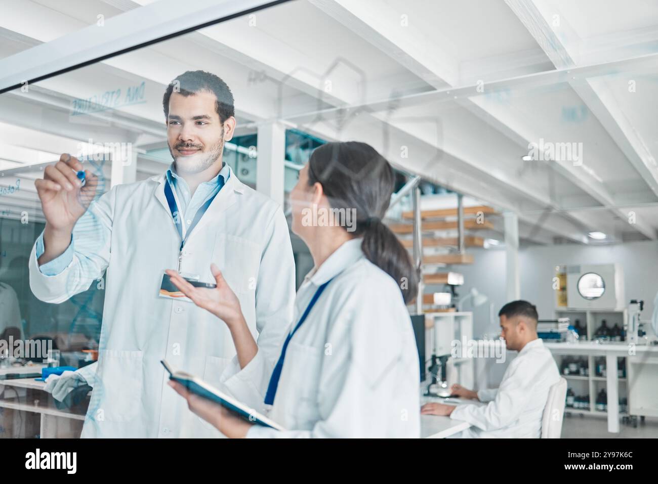 Scienziato, persone e scrivere per la formula del dna in laboratorio con scienza futuristica, domanda medica e biotecnologia. Ricercatore, notebook e vetro per Foto Stock