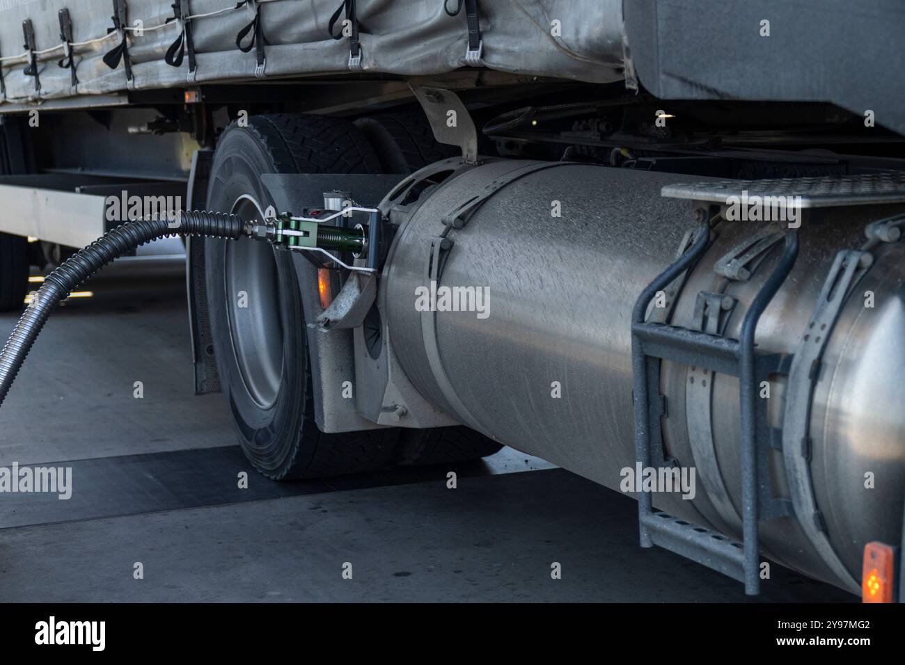 Rifornimento di semi-camion con serbatoio per gas naturale liquido (GNL). Foto Stock