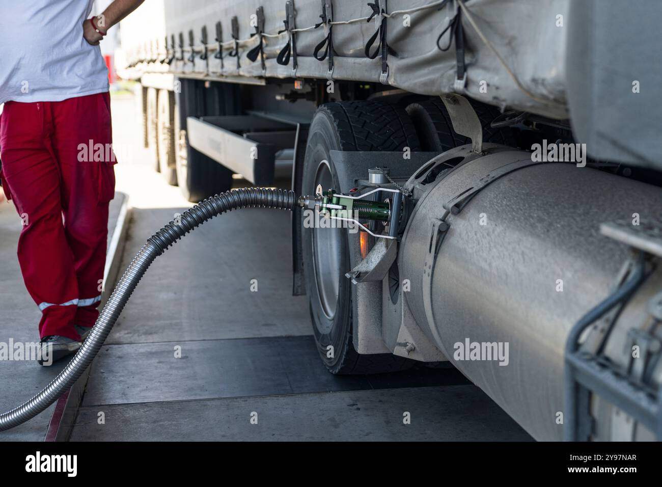 Rifornimento di semi-camion con serbatoio per gas naturale liquido (GNL). Foto Stock