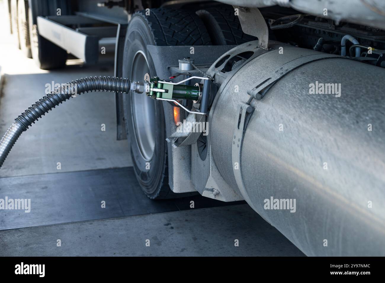 Rifornimento di semi-camion con serbatoio per gas naturale liquido (GNL). Foto Stock